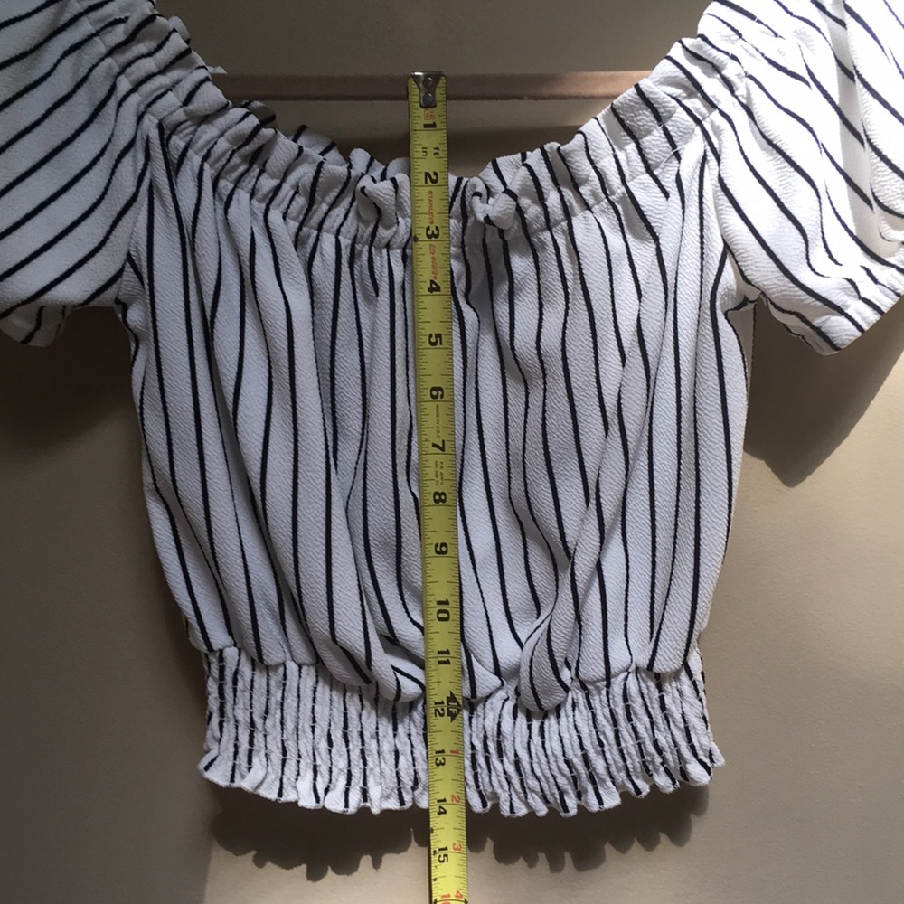 Super cute White and black stripe crop top Size S - Picture 2 of 5